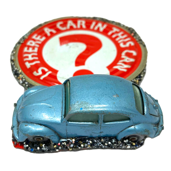 IS THERE A CAR IN THIS CAN BROOCH
